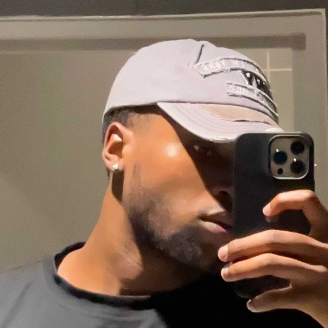 Mthembeni Ndlovu took a mirror selfie Mthembeni Ndlovu took a mirror selfie