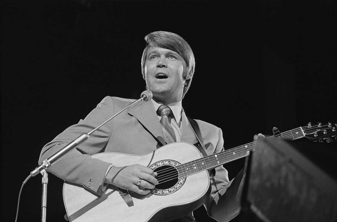Glen Campbell onstage Glen Campbell onstage