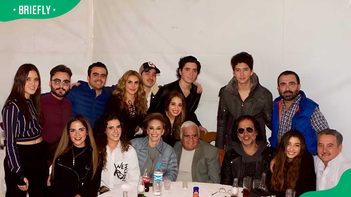 María del Refugio and Vicente Fernández's family