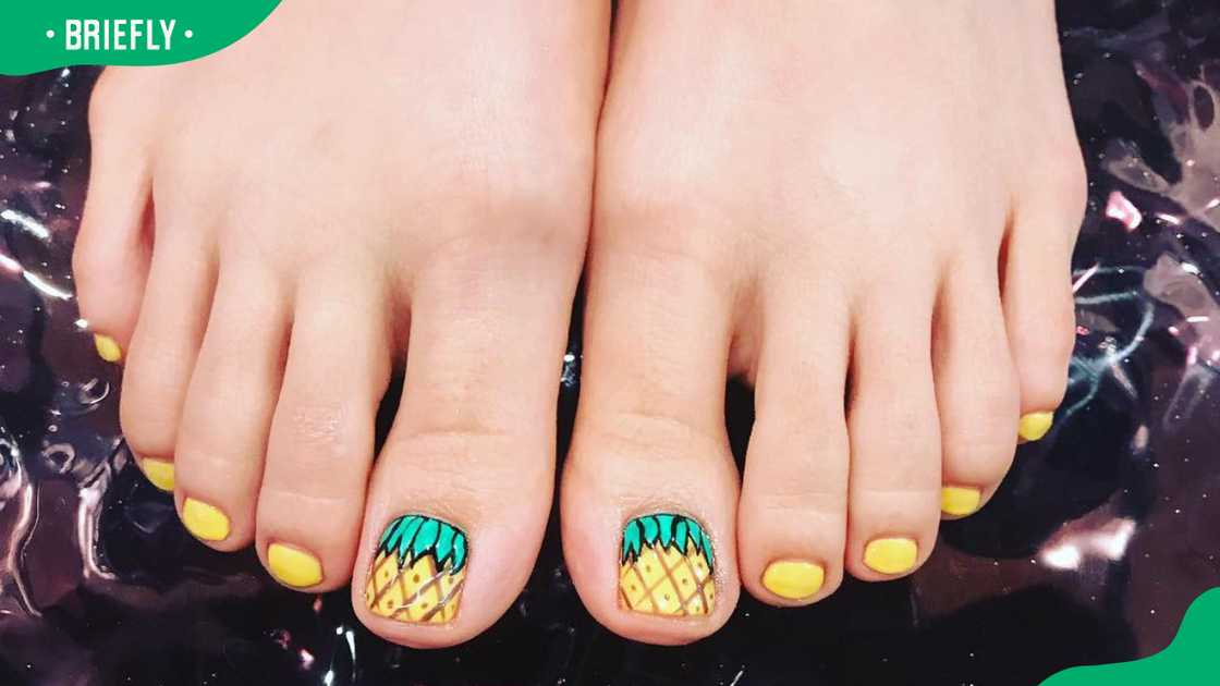 Pineapple party summer toenail