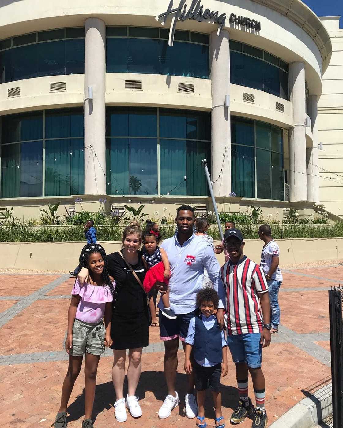 Siya Kolisi biography: age, measurements, children, wife, education, injury, club, salary, car and Instagram Siya Kolisi biography: age, measurements, children, wife, education, injury, club, salary, car and Instagram