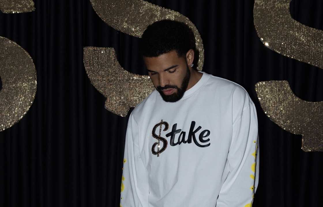 Drake apparently got cosmetic surgery Drake apparently got cosmetic surgery