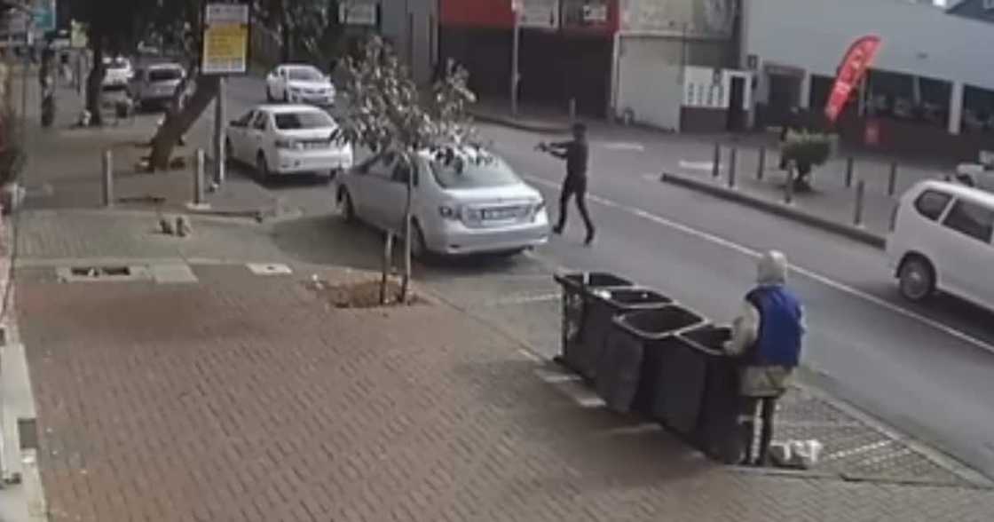 Anti crime activist, Yusuf Abramjee, Fordsburg, Johannesburg, Video, CCTV, Incident, Card scammer, Victim, Gun, Toyota Corolla, Rampant, Crime, City centre