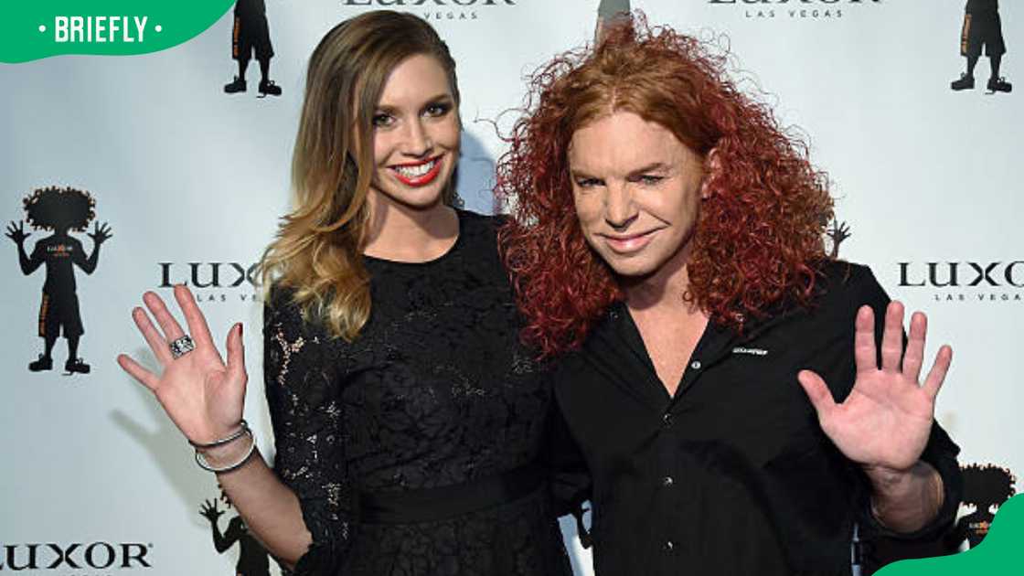 Amanda Hogan (L) and her boyfriend, comedian Carrot Top