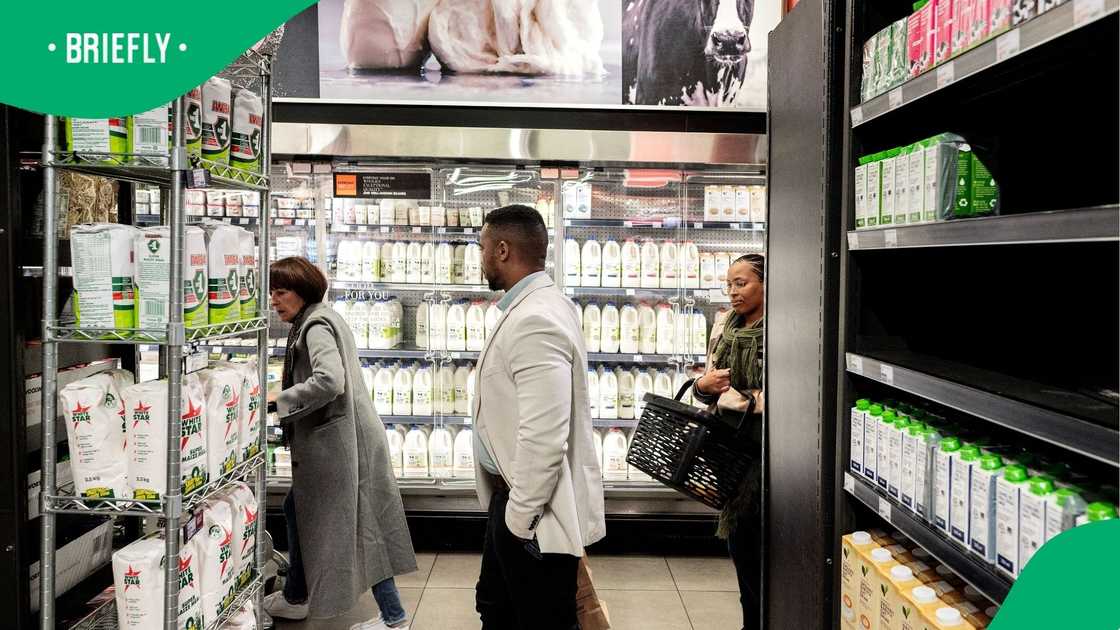 In South Africa, factors such as economic inequality, climate change, high unemployment (still above 32%), and disrupted food supply chains exacerbate the issue. In South Africa, factors such as economic inequality, climate change, high unemployment (still above 32%), and disrupted food supply chains exacerbate the issue.