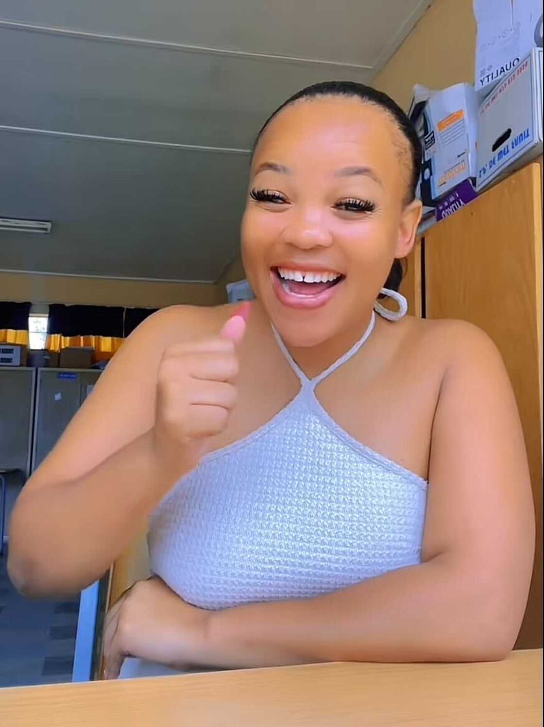 A woman flexed her hilarious reaction to receiving flowers for the first time. A woman flexed her hilarious reaction to receiving flowers for the first time.