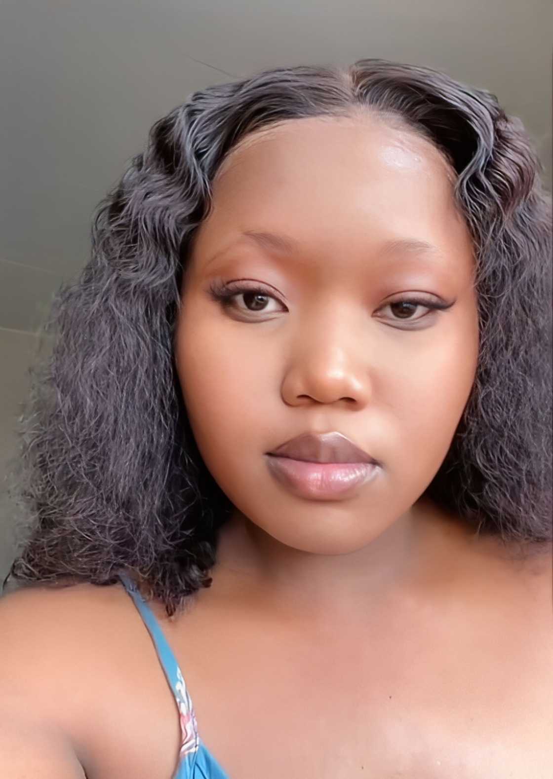 A lady in South Africa expressed her thanks to a security guard who helped her get hired. A lady in South Africa expressed her thanks to a security guard who helped her get hired.