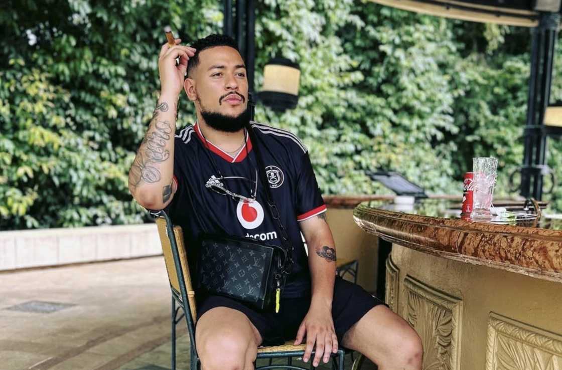 AKA once signed a contract with a R60K pen AKA once signed a contract with a R60K pen