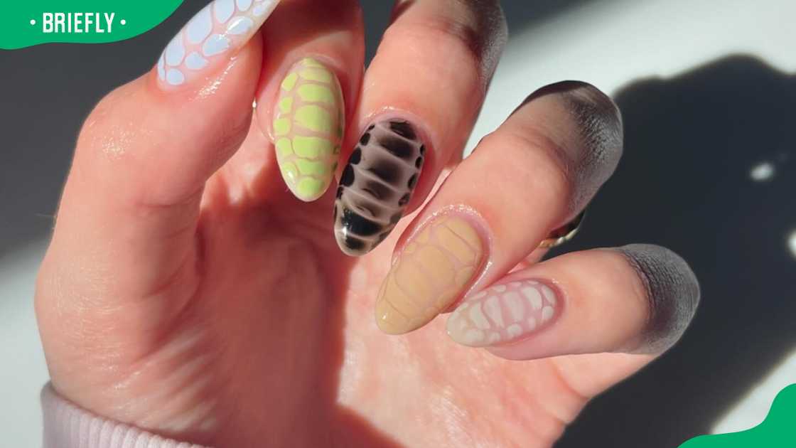 Crocodile effect nail design Crocodile effect nail design