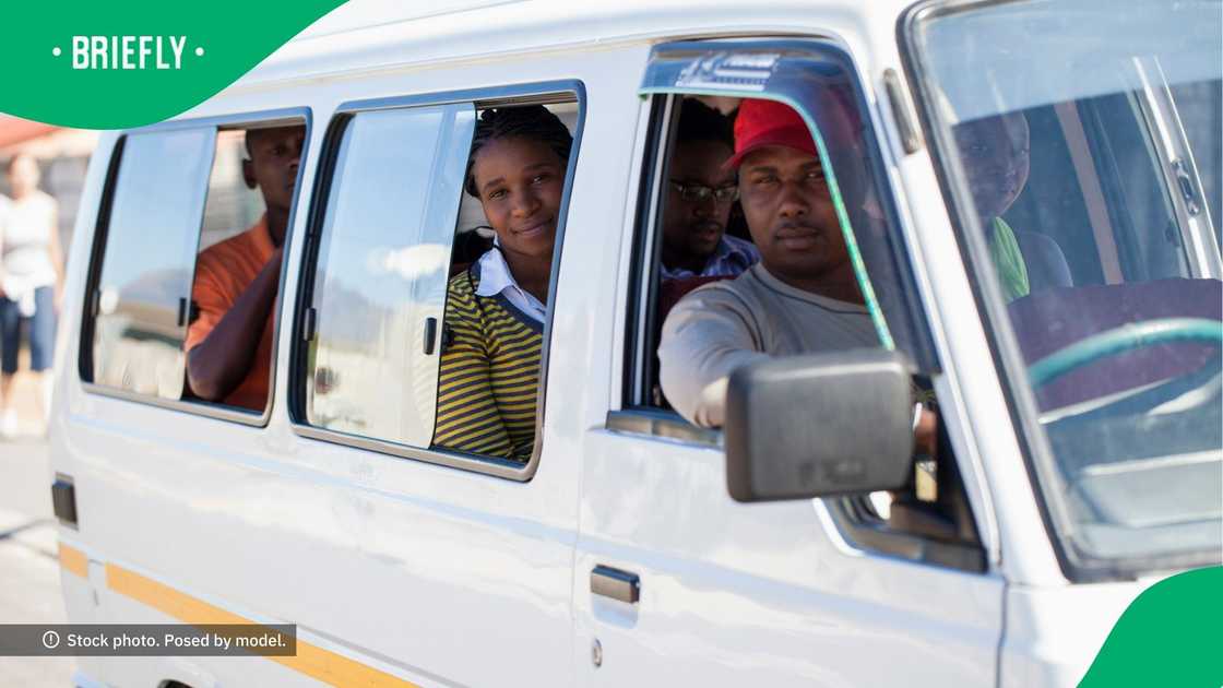 Two ladies entertain Mzansi during taxi fight Two ladies entertain Mzansi during taxi fight