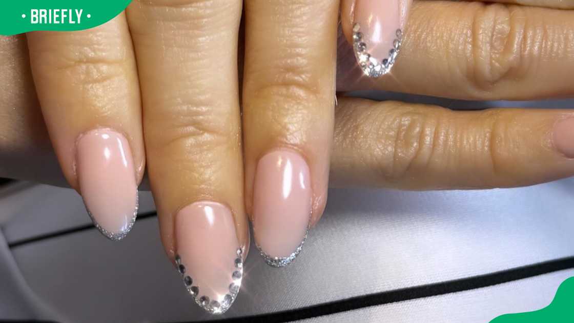 Diamond glow almond nail design