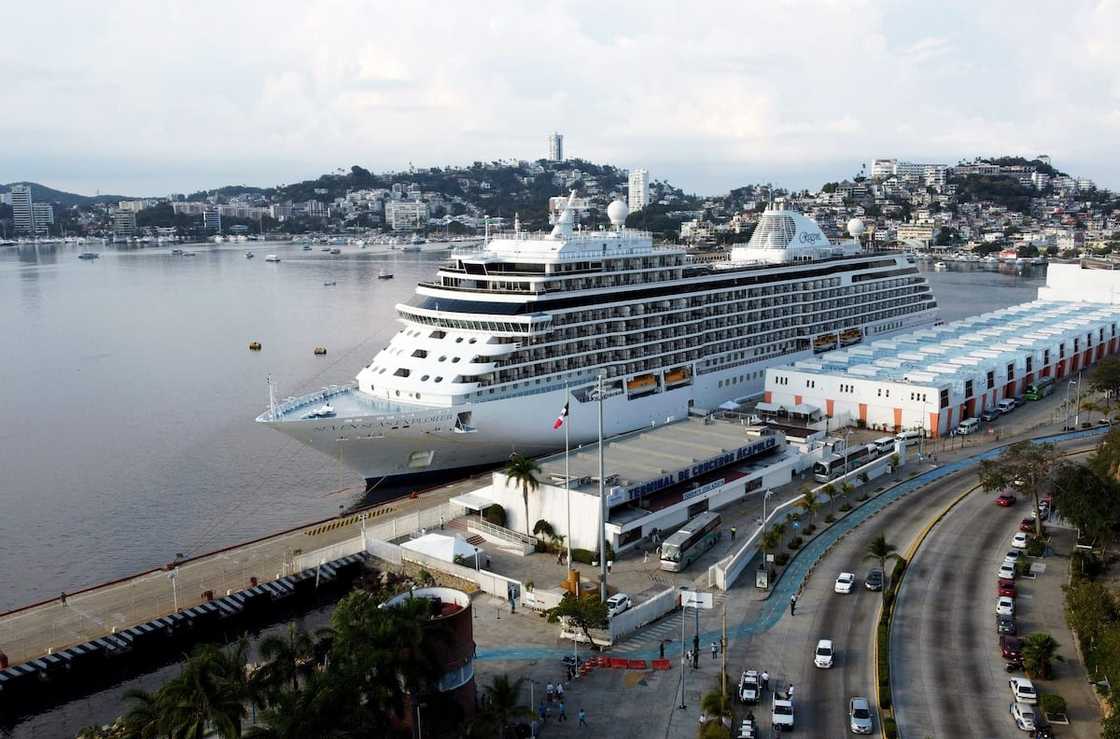 The port of Acapulco in the state of Guerrero, Mexico The port of Acapulco in the state of Guerrero, Mexico