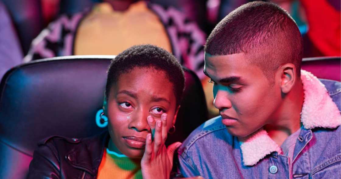 Lady weeps at airport, lady refuses to let man go, airport, Nigerian lady weeps at airport Lady weeps at airport, lady refuses to let man go, airport, Nigerian lady weeps at airport