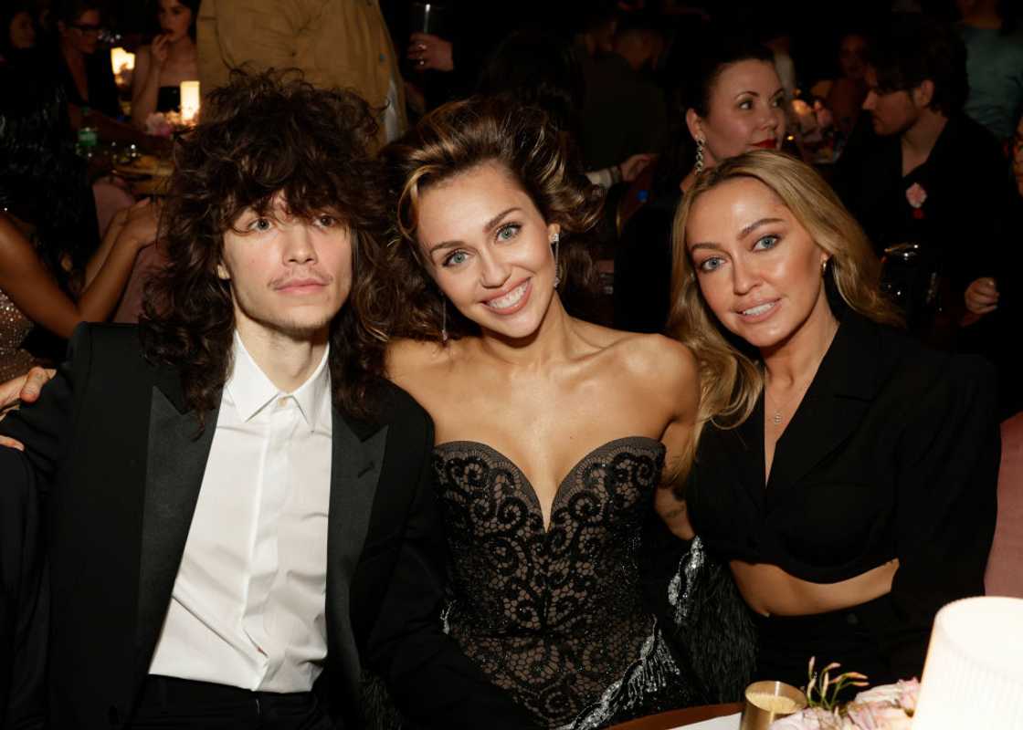 Maxx Morando, Miley Cyrus, and Brandi Cyrus behind the scenes at The 66th Annual Grammy Awards