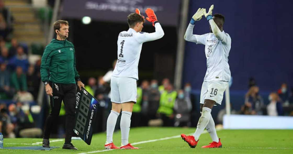 With 90 seconds remaining, goalkeeper Kepa Arrizabalaga of Chelsea puts on his gloves as he comes on as a substitute replacing Edouard Mendy during the UEFA Super Cup (Photo by Robbie Jay Barratt - AMA/Getty Images)