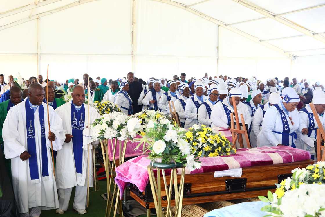 N3 Van Reenen's Pass miracle baby's family notes support as 6 relatives buried N3 Van Reenen's Pass miracle baby's family notes support as 6 relatives buried