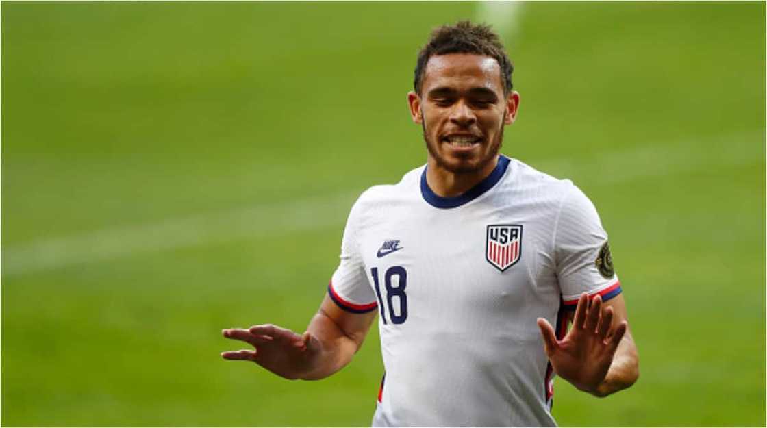 Amazing Moment As American Footballer Proposes to Beautiful Girlfriend on the Pitch and Gets Huge Response Amazing Moment As American Footballer Proposes to Beautiful Girlfriend on the Pitch and Gets Huge Response