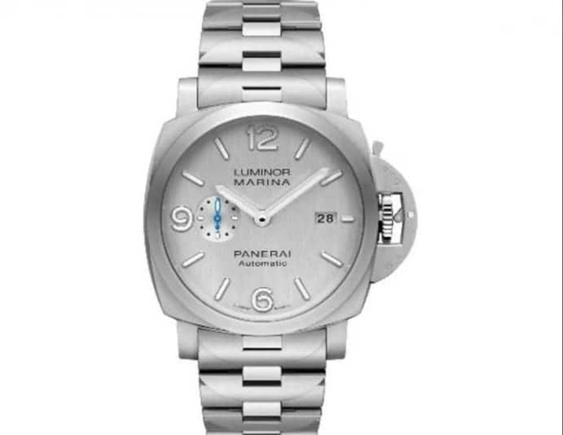 Bill Gates proudly wears a $70 Casio watch Bill Gates proudly wears a $70 Casio watch