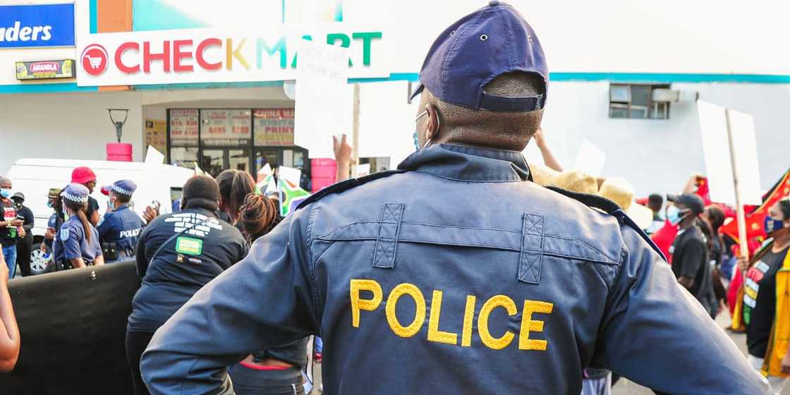 "No Inner Pride": SA Reacts to Clip of Cop That Appears to Be Drunk "No Inner Pride": SA Reacts to Clip of Cop That Appears to Be Drunk