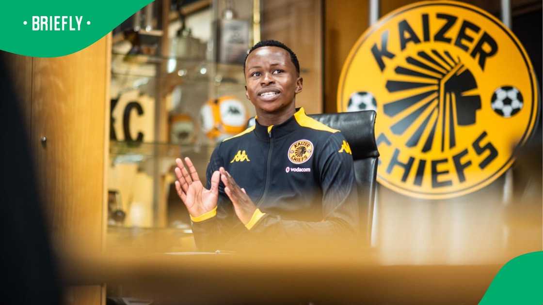 Former Orlando Pirates midfielder Siphesihle Ndlovu joins Kaizer Chiefs. Former Orlando Pirates midfielder Siphesihle Ndlovu joins Kaizer Chiefs.