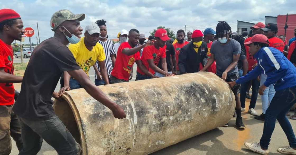 Student protestors threaten to bring South Africa to a standstill Student protestors threaten to bring South Africa to a standstill
