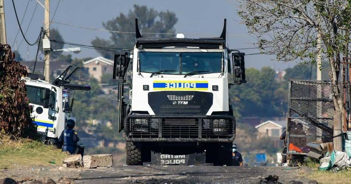 Off-duty, police officer, reportedly shot, at community roadblock, Durban