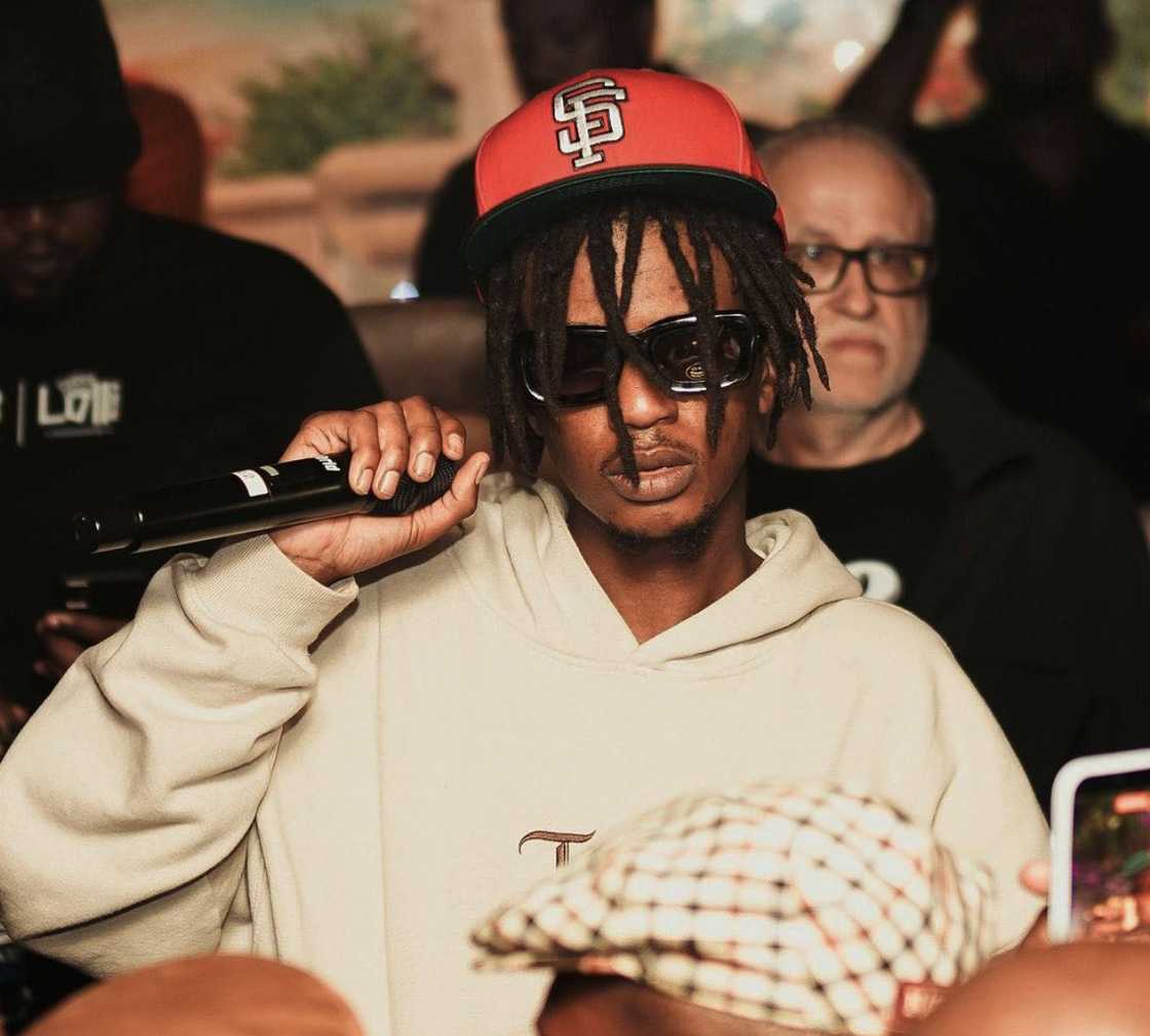 Emtee was sleeping during his performance