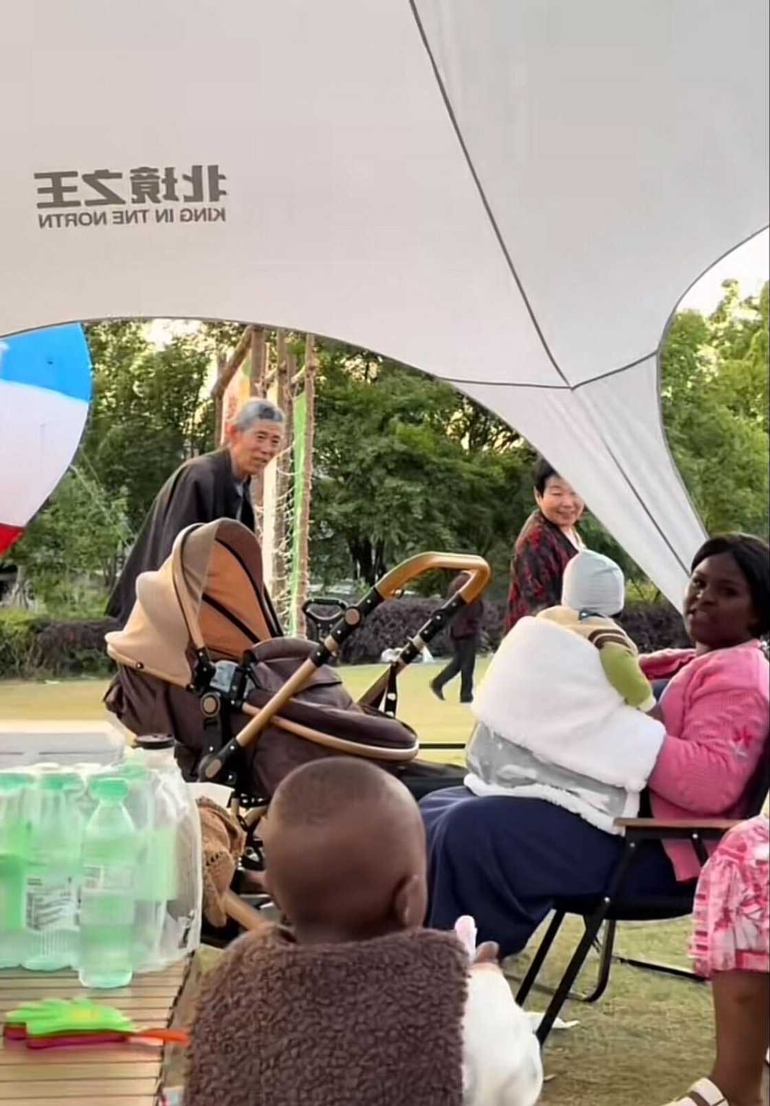Locals in China stared at a group of South African mothers in a strange way. Locals in China stared at a group of South African mothers in a strange way.