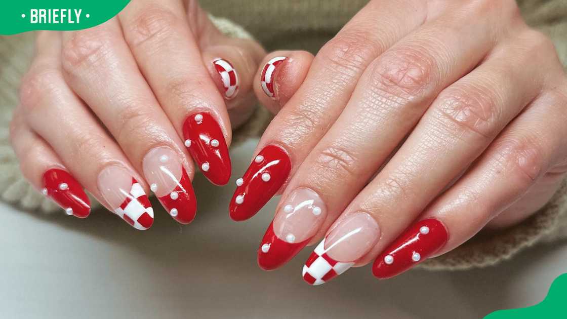 Peppermint candy and pearl nail design Peppermint candy and pearl nail design