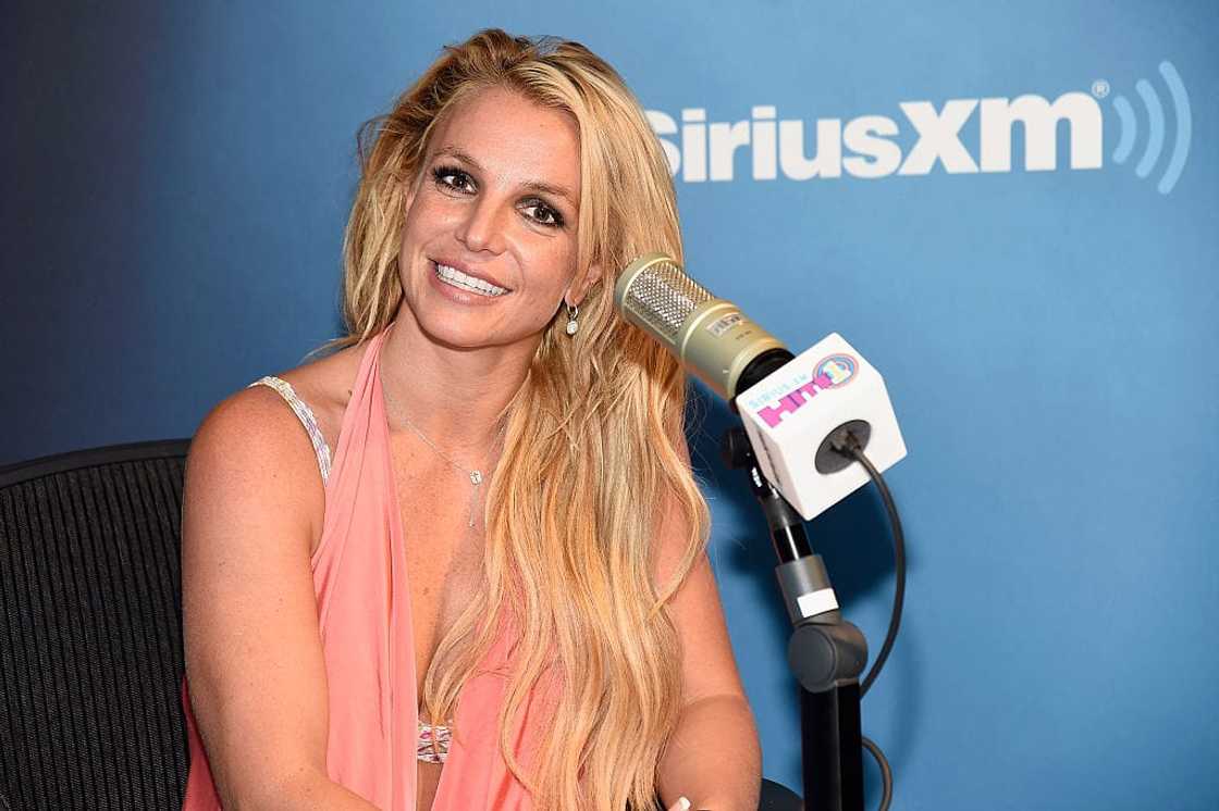 Britney Spears before a microphone Britney Spears before a microphone