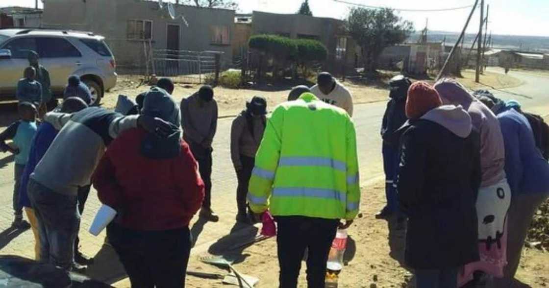 Mzansi, Township, Cleaning, Prayer