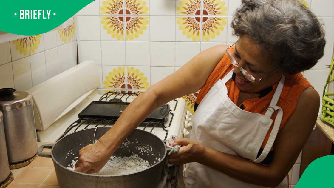 Woman throws shade at mom for mixing rice and spaghetti