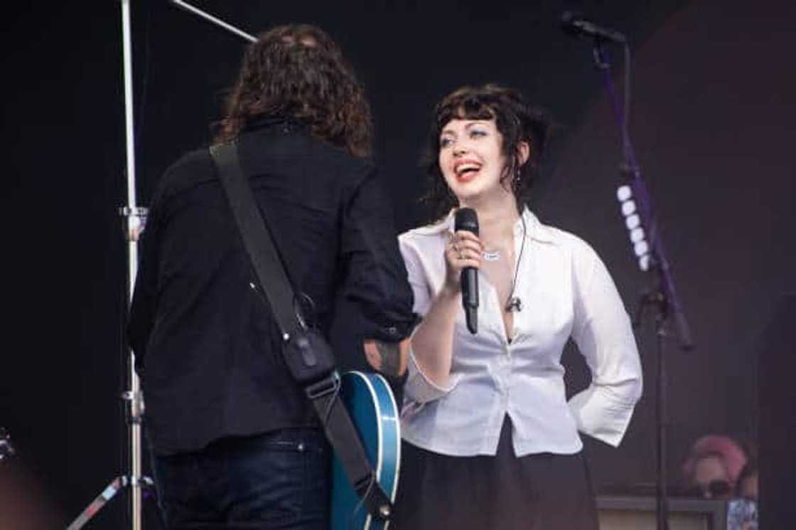 Does Dave Grohl's daughter sing back up? Does Dave Grohl's daughter sing back up?