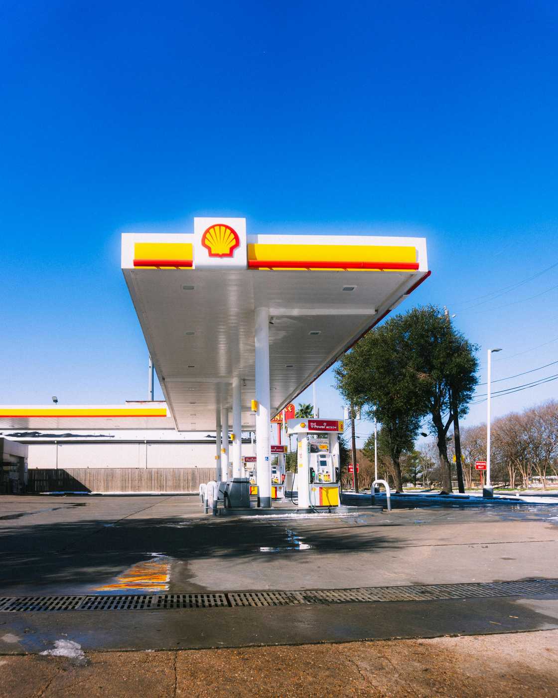 Petrol attendant was working at Shell garage Petrol attendant was working at Shell garage