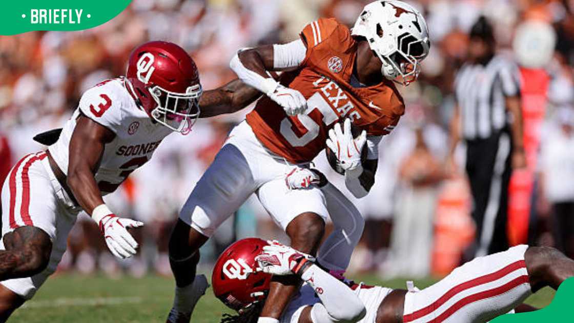 The Oklahoma Sooners and the Texas Longhorns during the first half at the Cotton Bowl