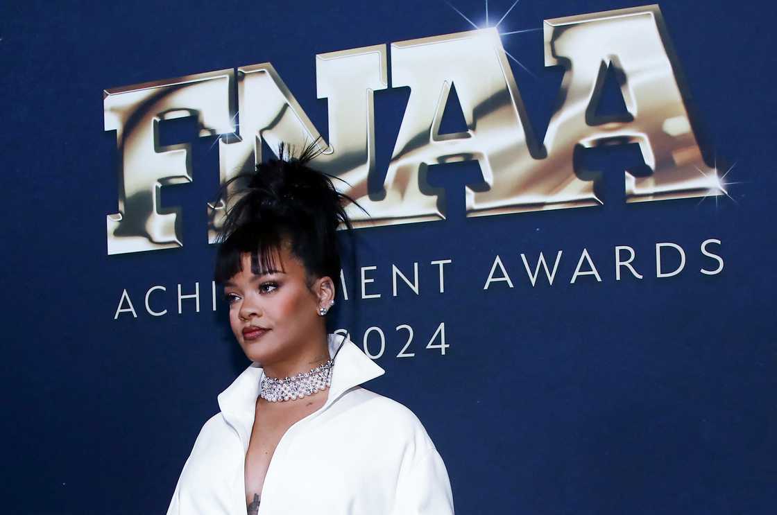 Fans spotted Rihanna's phone wallpaper Fans spotted Rihanna's phone wallpaper