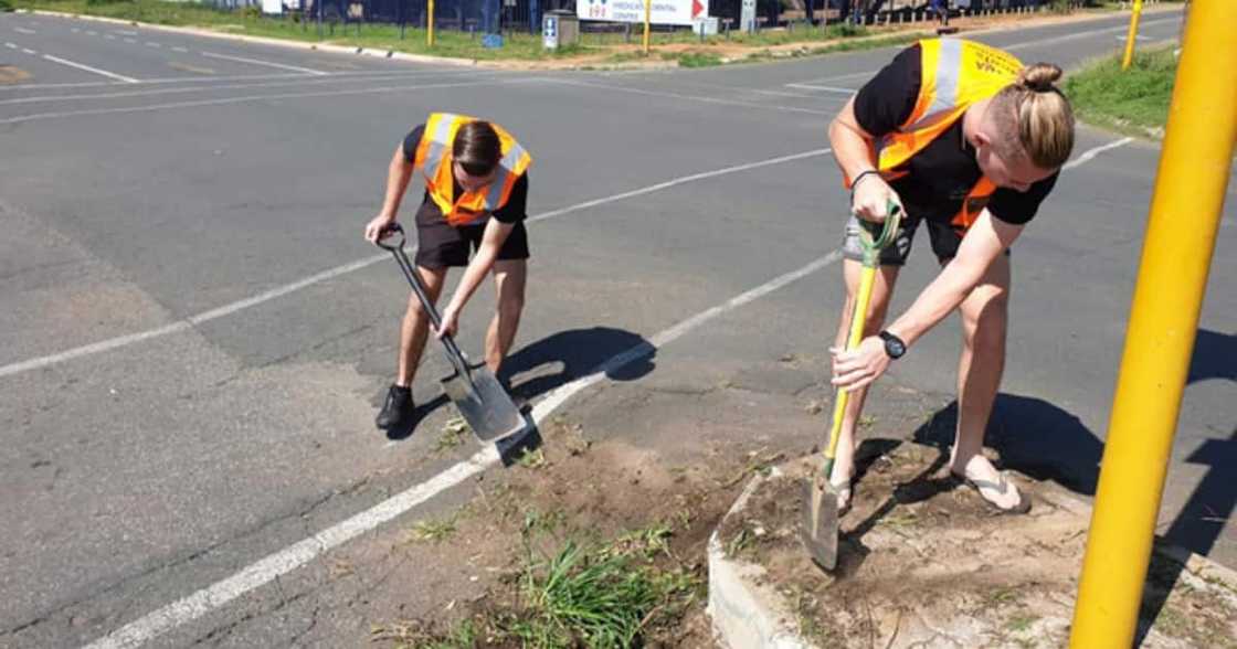 Exasperated Joburgers Grab Bull by Horns, Fill Up Potholes Themselves