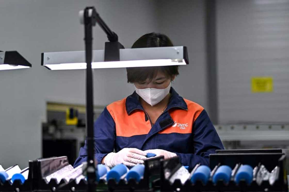 Vietnam has plenty of people skilled in garment making and producing simple parts for electronics, but industry leaders foresee problems as the country moves up the value chain Vietnam has plenty of people skilled in garment making and producing simple parts for electronics, but industry leaders foresee problems as the country moves up the value chain