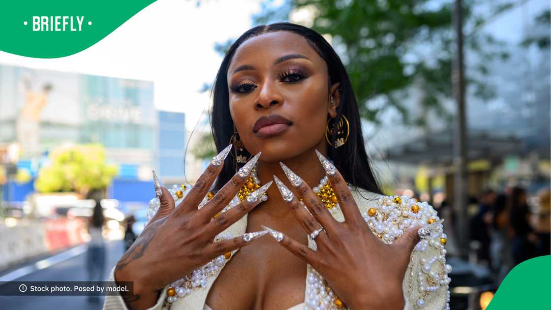 Fans go wild over DJ Zinhle's makeup-free picture