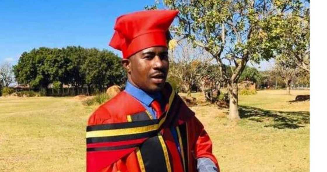 South Africans are inspired by a man who became a doctor at the age of 29. Image: @VarsityWorld/Facebook South Africans are inspired by a man who became a doctor at the age of 29. Image: @VarsityWorld/Facebook