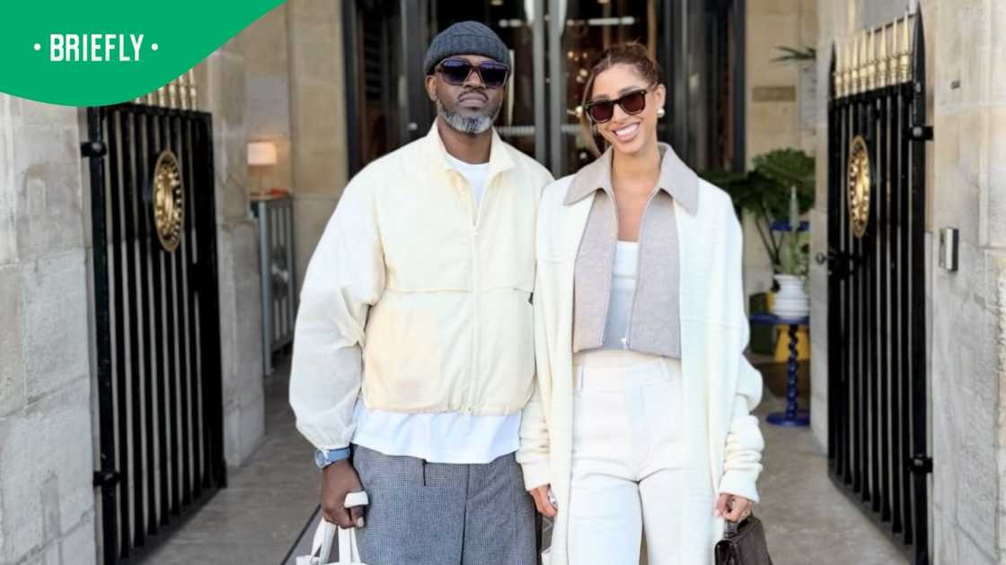 Black Coffee showed love to his girlfriend. Black Coffee showed love to his girlfriend.