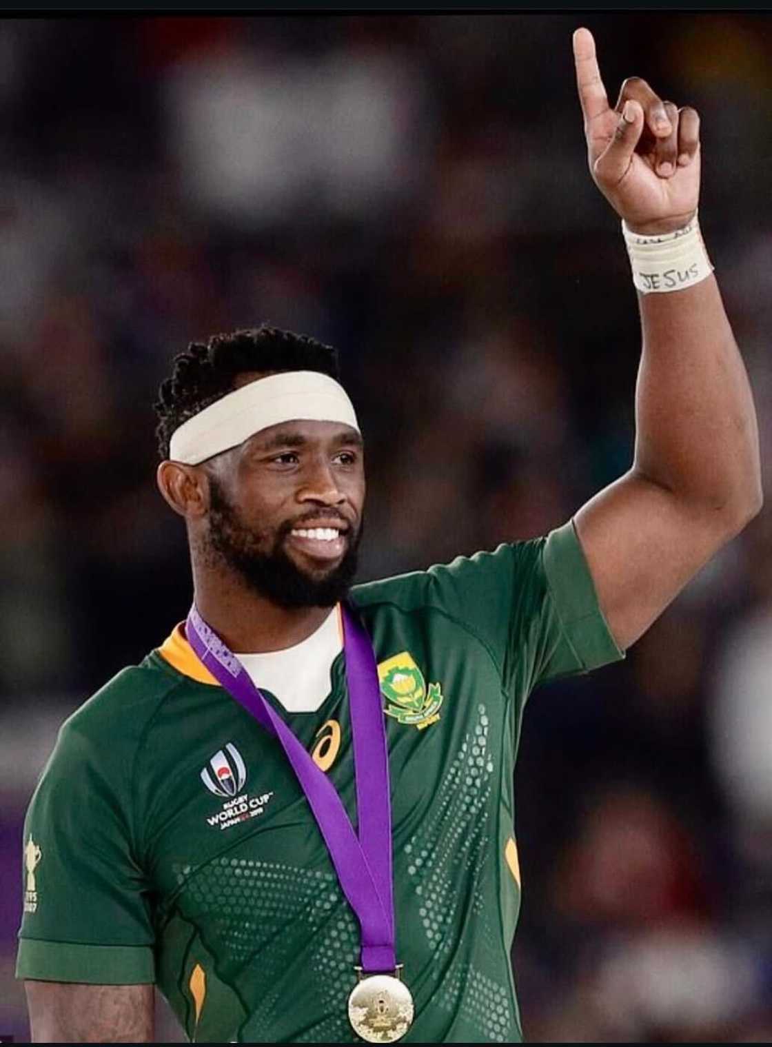 A TikTok video captured Siya Kolisi helping a gym influencer with her workout session.