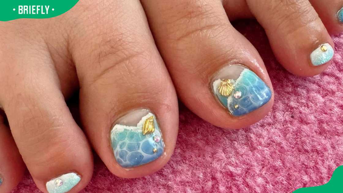 Seashell chic summer toenails Seashell chic summer toenails