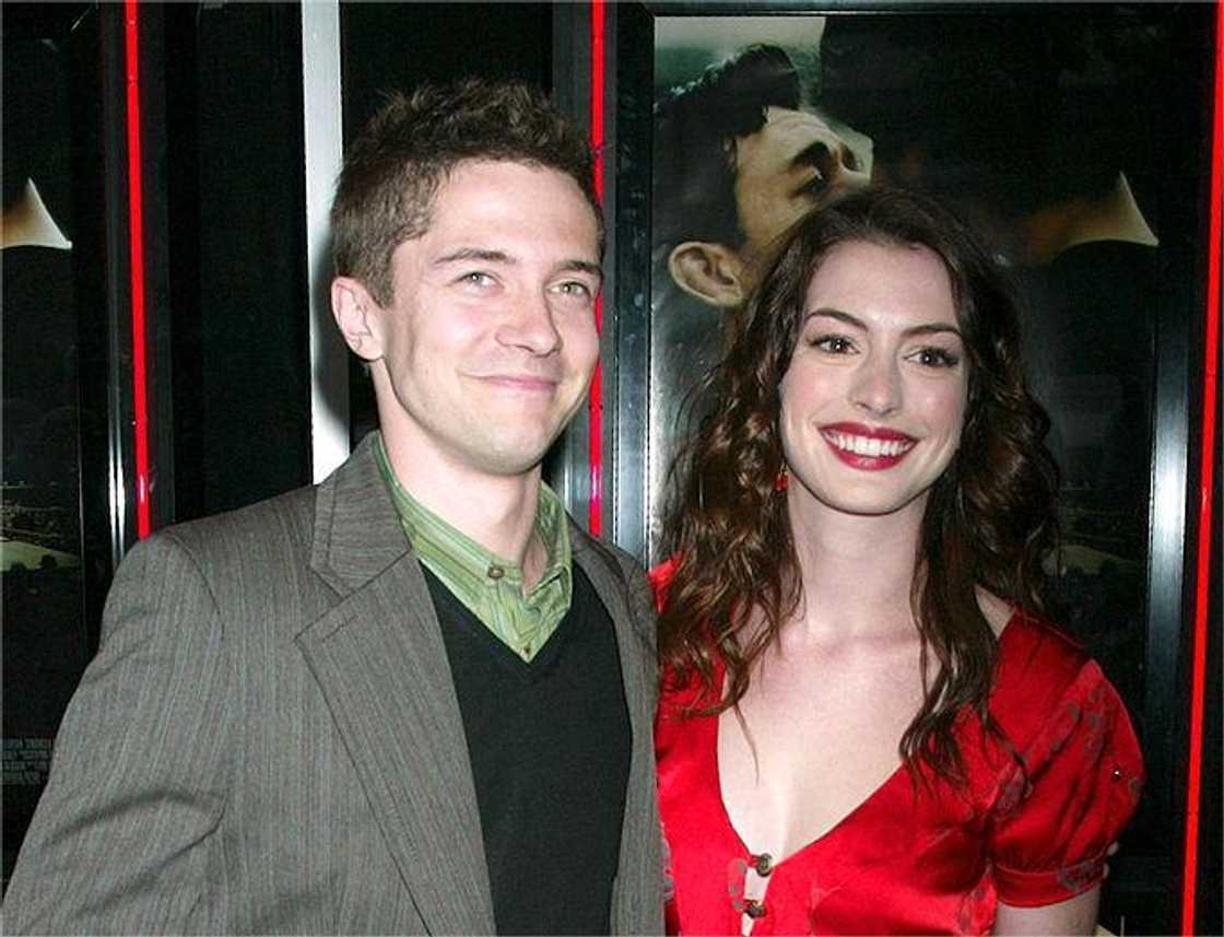 Topher Grace and Anne Hathaway