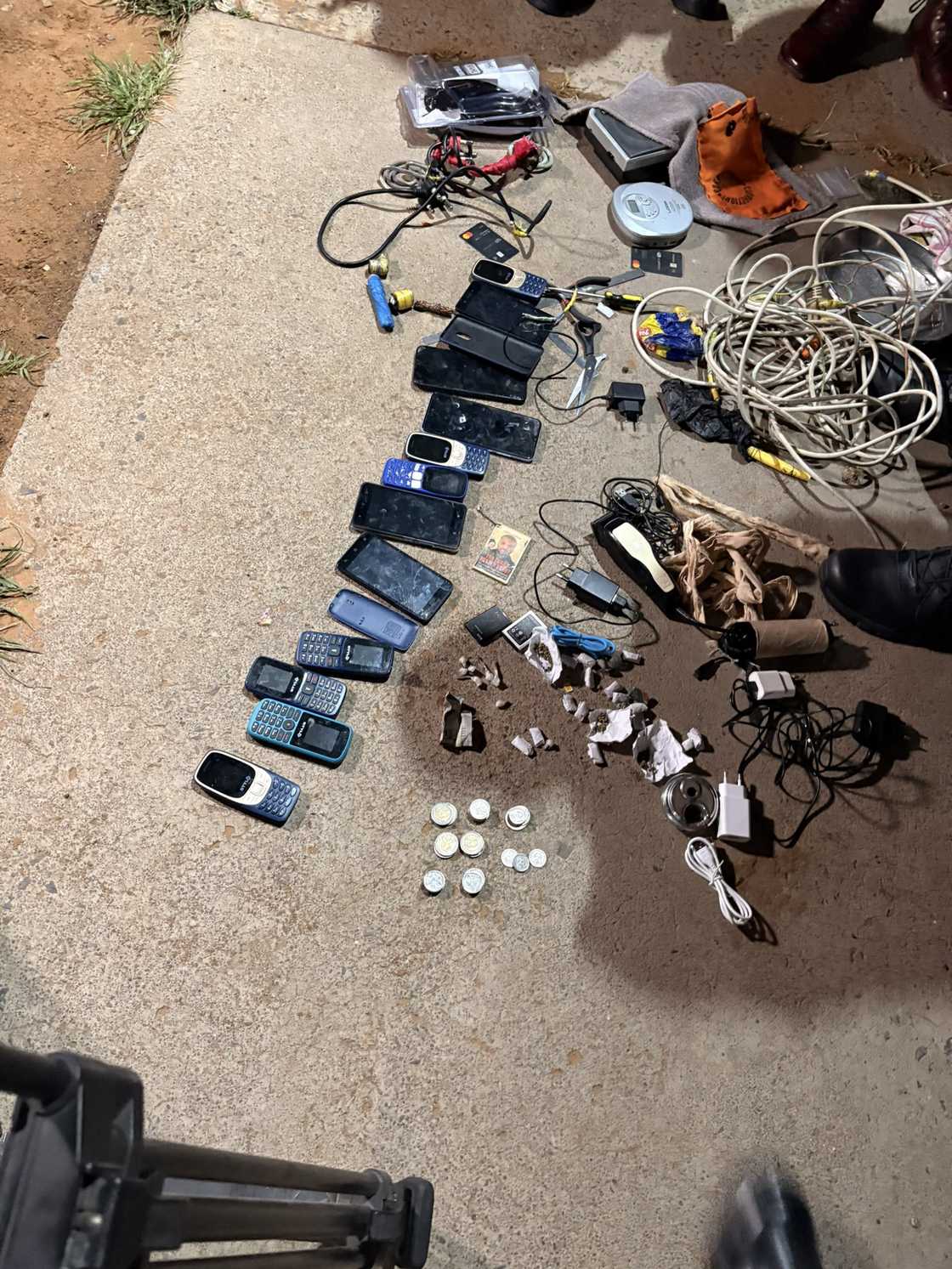 Cellphones and other items were seized at the Grootvlei Correctional Centre in Mpumalanga Cellphones and other items were seized at the Grootvlei Correctional Centre in Mpumalanga