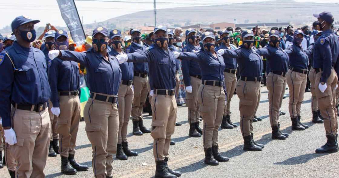 Thieves, Criminals, Soweto, Senaone, Chiawelo, Johannesburg Metro Police Department, JMPD, Officers, Incident, Toyota Corolla, Sedan, Twitter, Social cohesion advocate, Yusuf Ambramjee Thieves, Criminals, Soweto, Senaone, Chiawelo, Johannesburg Metro Police Department, JMPD, Officers, Incident, Toyota Corolla, Sedan, Twitter, Social cohesion advocate, Yusuf Ambramjee
