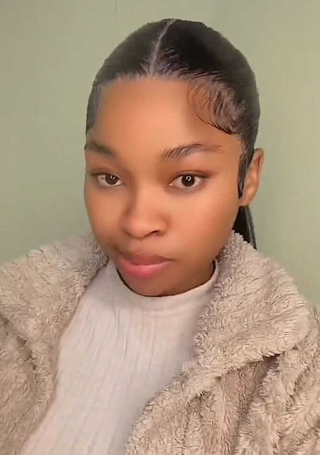 A lady unveiled her permanent eyebrows that went wrong, leaving South Africans with mixed reactions.