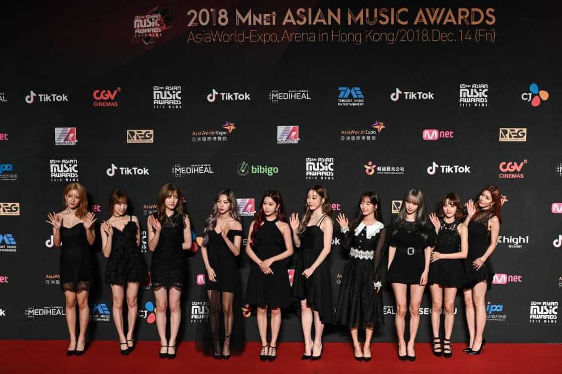 Cosmic Girls (WJSN) pose on the red carpet at the Mnet Asian Music Awards (MAMA) Cosmic Girls (WJSN) pose on the red carpet at the Mnet Asian Music Awards (MAMA)