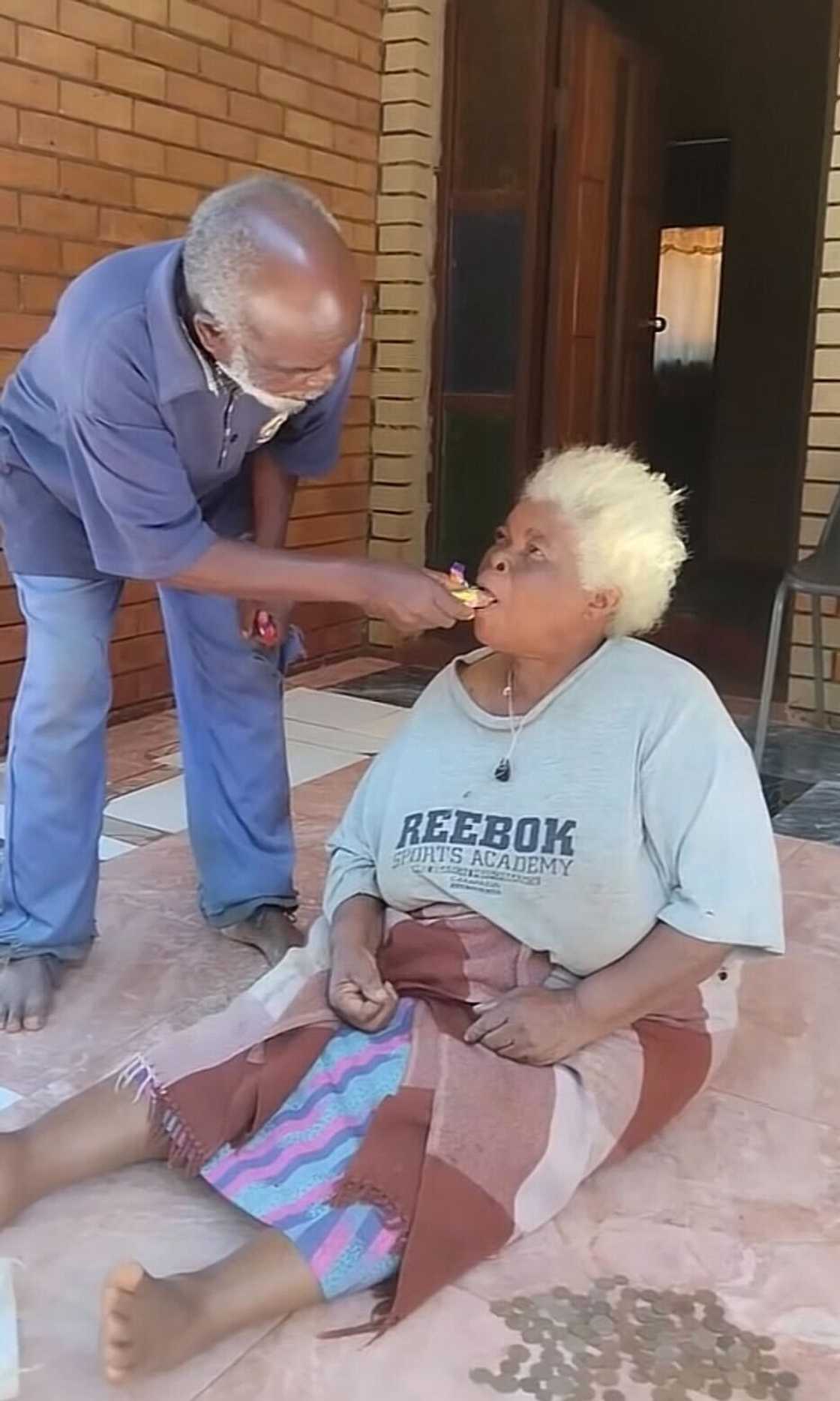 An old couple's heartwarming interaction left South Africans in awe.