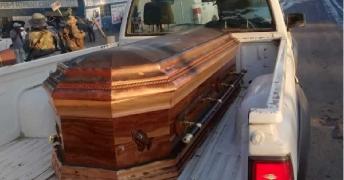 Coffin, Loot, SAPS, SANDF, South African Police Service, South African National Defence Force, KwaZulu-Natal, Gauteng, Jacob Zuma Coffin, Loot, SAPS, SANDF, South African Police Service, South African National Defence Force, KwaZulu-Natal, Gauteng, Jacob Zuma